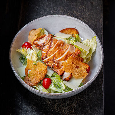 Цезарь с цыпленком гриль в Tehnikum по цене 790 ₽