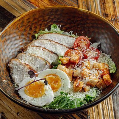 Цезарь с курицей в Farro pasta & bar по цене 650 ₽