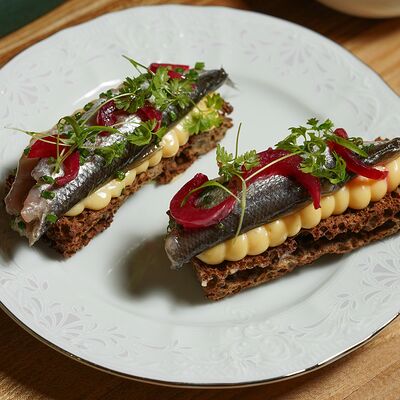 Бутерброды с тугунком, кремом Мимоза и молодым отварным картофелем в Yale по цене 760 ₽