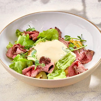 Теплый салат с ростбифом и муссом из горчицы с пармезаном в DEQUFO