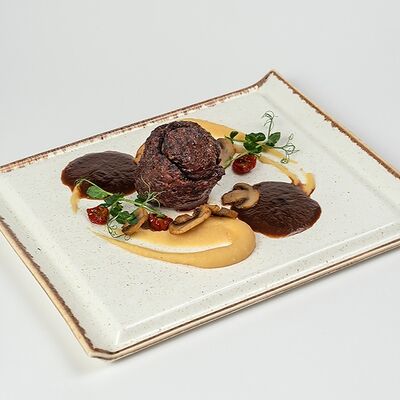 Стейк из телятины с соусом демигласс, вешенками и картофелем в Кафе Biscuit по цене 1300 ₽