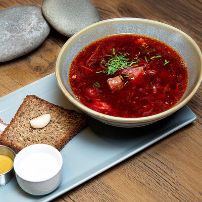 Борщ с говяжьей грудинкой, сметаной и сибирской горчицей в Белок по цене 740 ₽