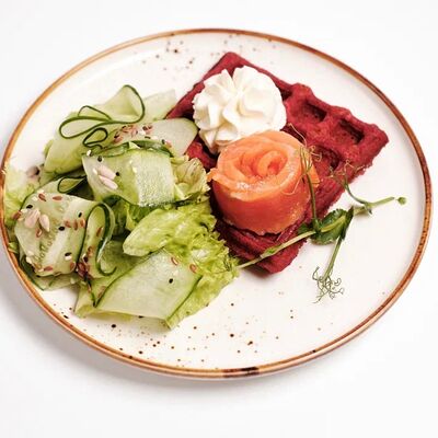 Свекольная вафля с лососем в ОГОРОДБАР по цене 550 ₽