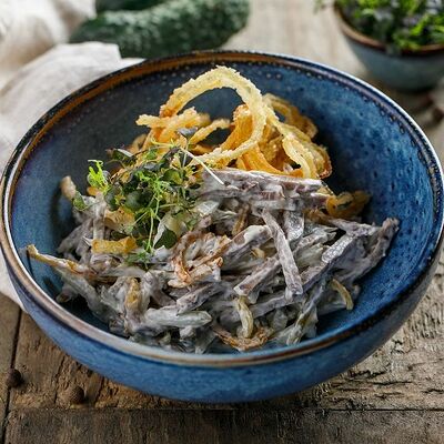 Салат с говяжьим языком и хрустящим луком в Маймун по цене 590