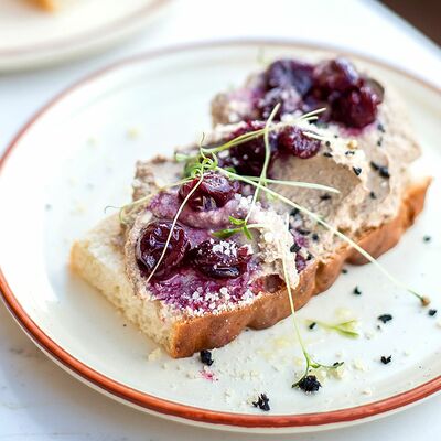 Брускетта с куриным паштетом и вишней в Джульетта по цене 220 ₽