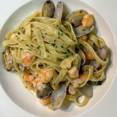 Тальятелле с вонголе и креветками в L'angolo Italiano по цене 38 р.