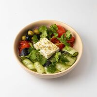 Салат овощной с брынзой в Финнеганс