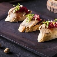 Паштет с гренками и брусничным соусомв Loft bbq