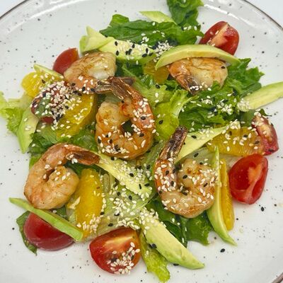 Салат с тигровыми креветками и авокадо в Oscar по цене 720 ₽