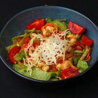Теплый салат с креветками в Кабуки