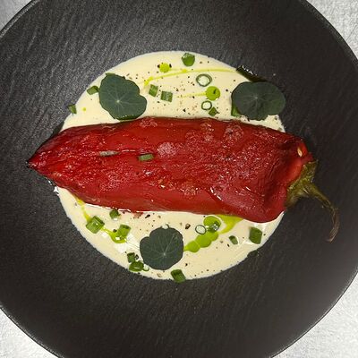 Перец рамиро с фаршем из мраморной говядины в сметанном соусе в Западный сад ! по цене 850 ₽