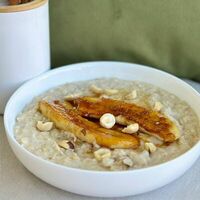 Овсяная каша с карамелью, бананом и фундуком в Дольче