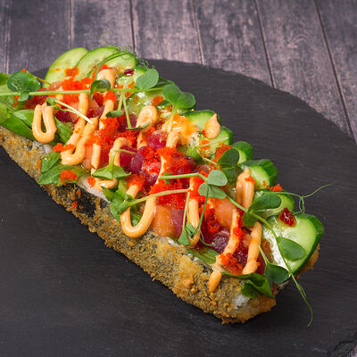 Ролл-дог с нежным лососем и тунцом в Луиджи & Тосё по цене 399