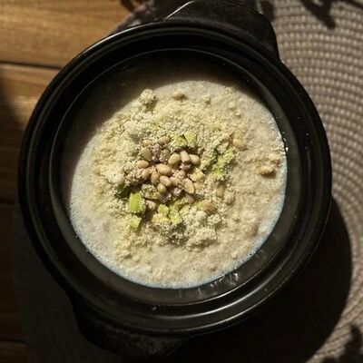 Каша овсяная с пармезаном, авокадо и кедровыми орешками в Легенда по цене 570 ₽