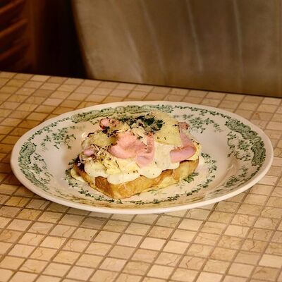 Бриошь со скремблом, мортаделлой и сыром бри в Мари по цене 620 ₽