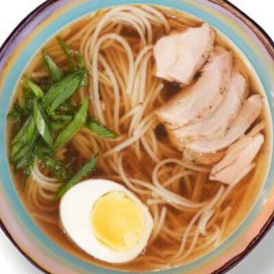 Рамен с курицей су-вид, рисовой лапшой и яйцом в ЗАКАЗУУМ ZAKAZOOM по цене 446 ₽