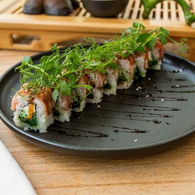 Ролл с Татаки тунец в Nikkei Sushi Premium по цене 1390 ₽