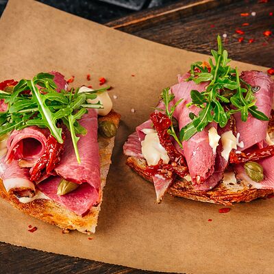 Брускетта с пастрами из говядины и соусом вителло-тоннато в Zames 1 по цене 890 ₽