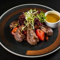 Язычки ягненка с печеным перцем и помидором в Брянский Бык