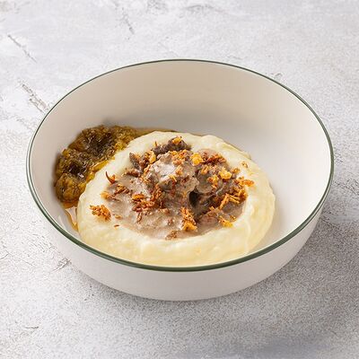 Бефстроганов с релишем из маринованных огурчиков в Шоколадница по цене 890 ₽