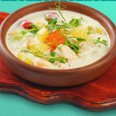 Жаркое из форели и креветок в сливочном соусе в Баклажан по цене 1825 ₽