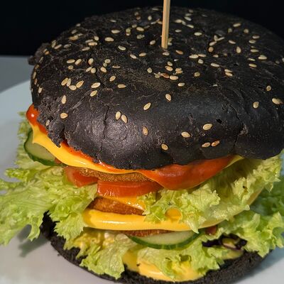 Бургер Double с курицей в черной булкев Gilam Food по цене 600 ₽