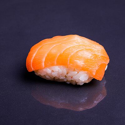 Суши с лососем в Журавль в небе Халяль по цене 350 ₽