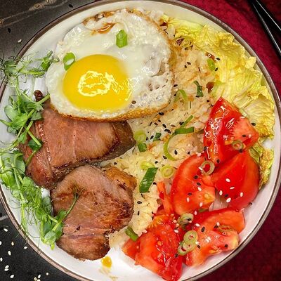 Жареный рис с телячьими медальонами в Kirova street по цене 570 ₽