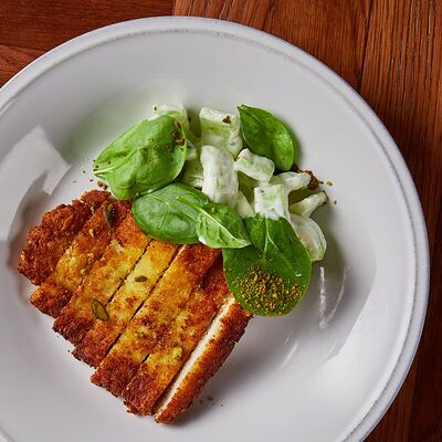 Шницель с огурцом и йогуртовым соусом в Сыроварня по цене 580