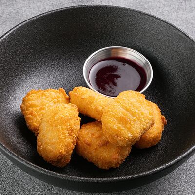 Жареный камамбер с ягодным соусом в Holy Hotdoggers по цене 750 ₽