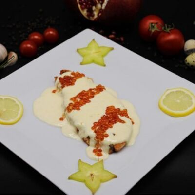 Стейк из семги в сливочно-икорном соусе в Хачапуридзе по цене 1400 ₽