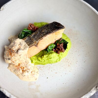 Стейк лосося, пюре из горошка, шафрановый соус в Вино и булки по цене 1200 ₽