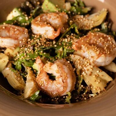 Салат с креветками, артишоками и поп-корном из киноа в Квартира 98 по цене 680 ₽