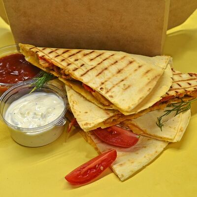 Кесадилья с томатами в Хочу Шаверму по цене 55 ₽