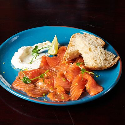 Форель с крем-чизом в Lions Head по цене 1230 ₽