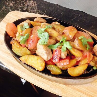 Сковородка с курицей, говядиной или свининой в Роял бар по цене 710 ₽