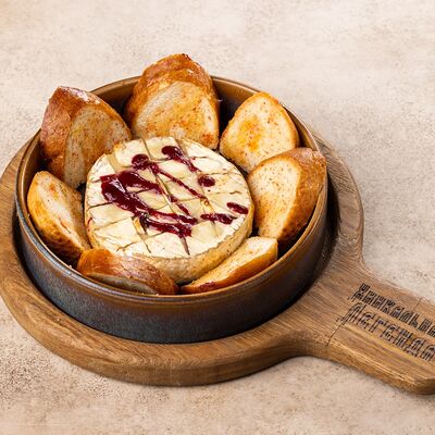 Запечённый сыр Камамбер в Хинкальная Легенда по цене 920 ₽