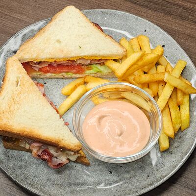 Клаб сэндвич с ветчиной в I Want Coffee & Food по цене 670 ₽