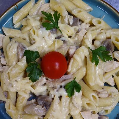 Перья с курицей и грибами в Осетринка по цене 369 ₽