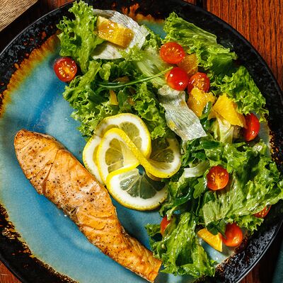 Стейк-салат с лососем в Моравия по цене 743 ₽