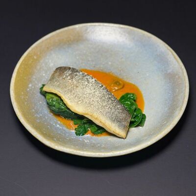 Сибас со шпинатом, средиземноморским соусом и миндалем в Кабуки по цене 1680 ₽