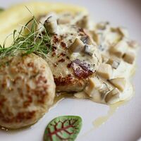 Котлеты из кролика с грибным соусом и пюре в Chalet River Club