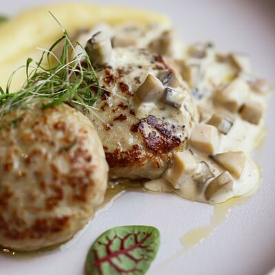 Котлеты из кролика с грибным соусом и пюре в Chalet River Club по цене 1580 ₽