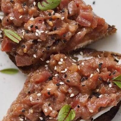 Ржаная брускетта с тунцом в Bucho по цене 510 ₽