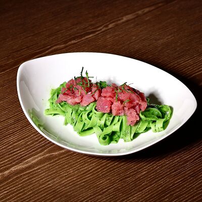 Тальятелле с тартаром из тунца и авокадов Пьяцца по цене 790 ₽