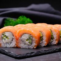 Филадельфия с огурцом в ROLLS KING SUSHI KINGDOM