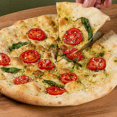 Фокачча с томатами и базиликом в iL Патио по цене 490 ₽