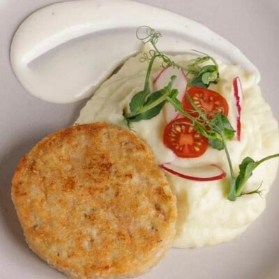 Куриная котлета с картофельным пюре в Добрый Грузин по цене 590 ₽