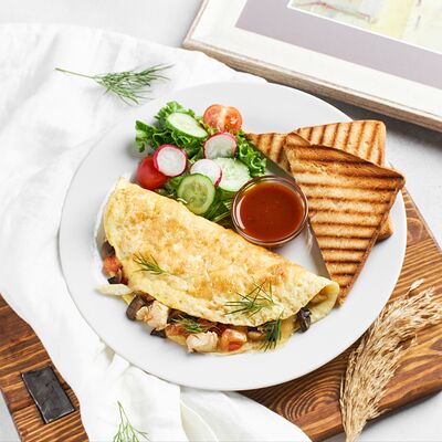 Омлет с курицей и грибами в Kekou Вкусная еда по цене 410 ₽