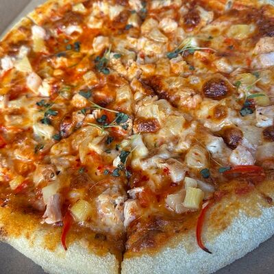 Гавайская с копченой грудкойв Блиныпицца по цене 690 ₽